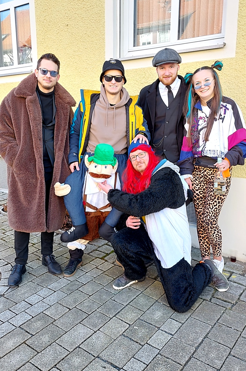 Faschingszug durch Waldeck 2026 - WCV Helau!!!

Am 15. Februar 2026 war es wieder soweit. Tausende Besucher jubelten den Narren zu, das Wetter wurde wie bestellt, wunderschön. Die Sonne strahlte und alle Menschen waren voller Faschings-Laune. WCV Helau!!!!