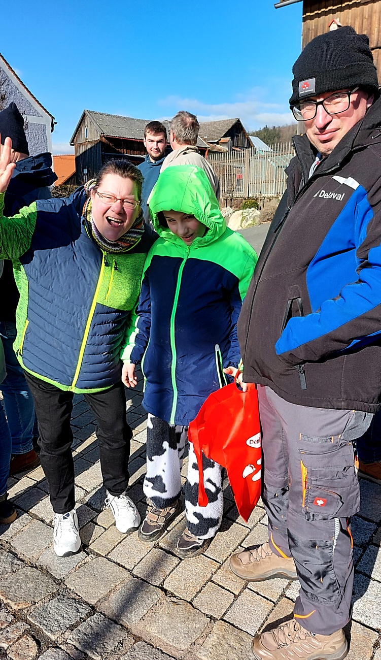 Faschingszug durch Waldeck 2026 - WCV Helau!!!

Am 15. Februar 2026 war es wieder soweit. Tausende Besucher jubelten den Narren zu, das Wetter wurde wie bestellt, wunderschön. Die Sonne strahlte und alle Menschen waren voller Faschings-Laune. WCV Helau!!!!