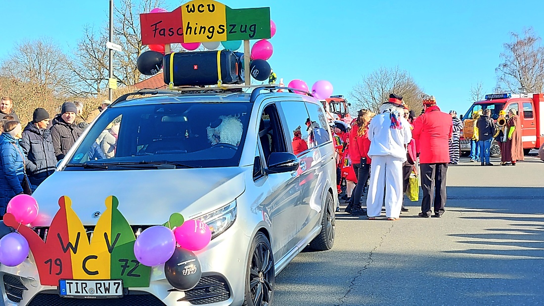 Faschingszug durch Waldeck 2026 - WCV Helau!!!

Am 15. Februar 2026 war es wieder soweit. Tausende Besucher jubelten den Narren zu, das Wetter wurde wie bestellt, wunderschön. Die Sonne strahlte und alle Menschen waren voller Faschings-Laune. WCV Helau!!!!