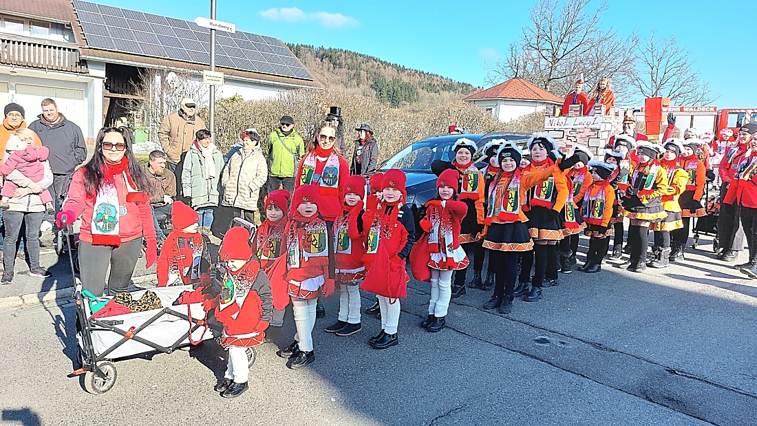 Faschingszug durch Waldeck 2026 - WCV Helau!!!

Am 15. Februar 2026 war es wieder soweit. Tausende Besucher jubelten den Narren zu, das Wetter wurde wie bestellt, wunderschön. Die Sonne strahlte und alle Menschen waren voller Faschings-Laune. WCV Helau!!!!