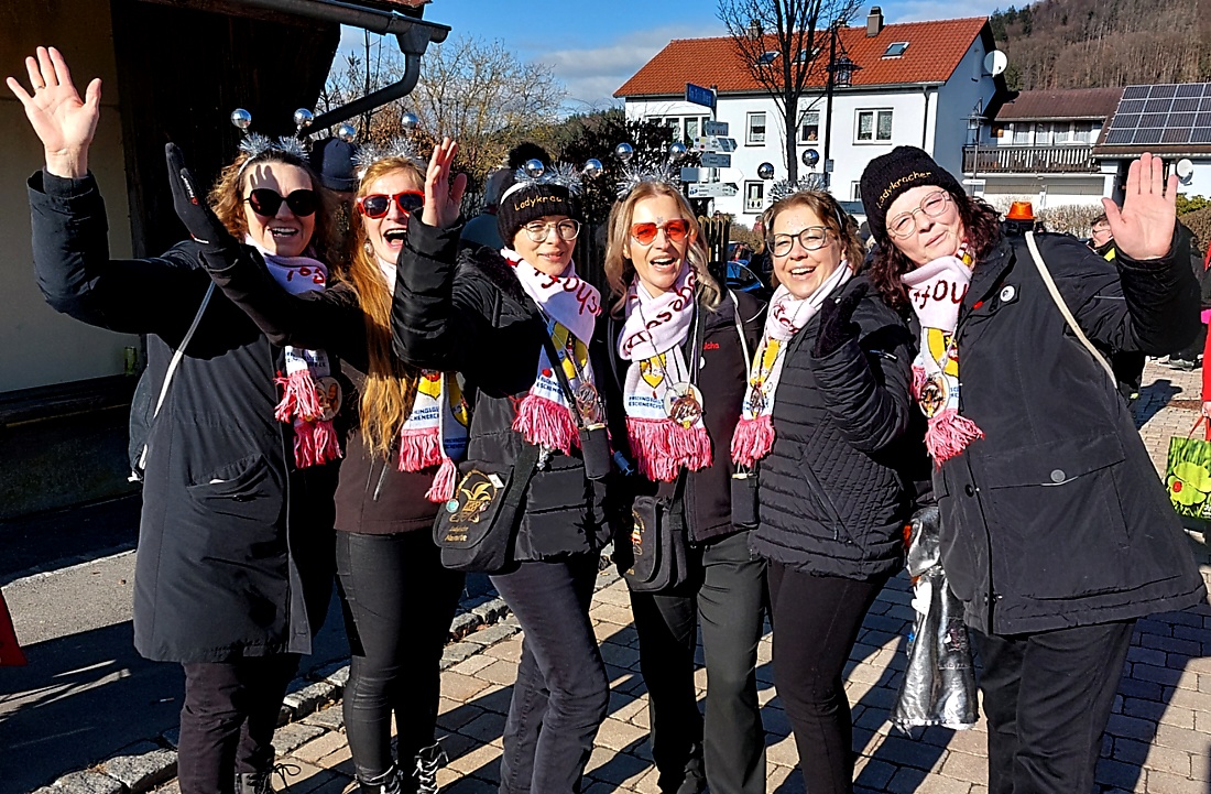 Faschingszug durch Waldeck 2026 - WCV Helau!!!

Am 15. Februar 2026 war es wieder soweit. Tausende Besucher jubelten den Narren zu, das Wetter wurde wie bestellt, wunderschön. Die Sonne strahlte und alle Menschen waren voller Faschings-Laune. WCV Helau!!!!