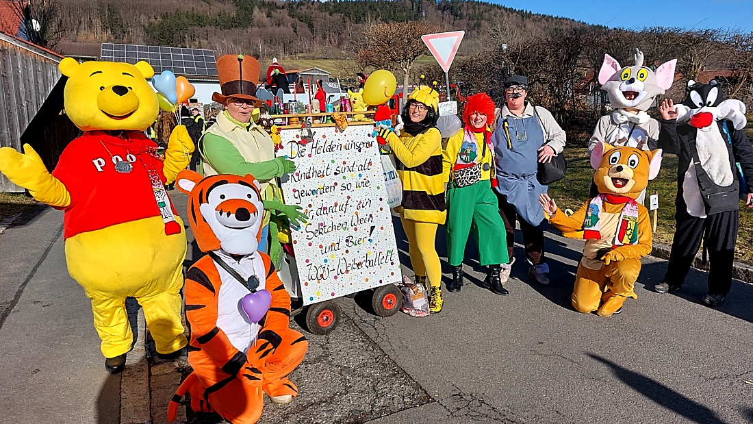 Faschingszug durch Waldeck 2026 - WCV Helau!!!

Am 15. Februar 2026 war es wieder soweit. Tausende Besucher jubelten den Narren zu, das Wetter wurde wie bestellt, wunderschön. Die Sonne strahlte und alle Menschen waren voller Faschings-Laune. WCV Helau!!!!