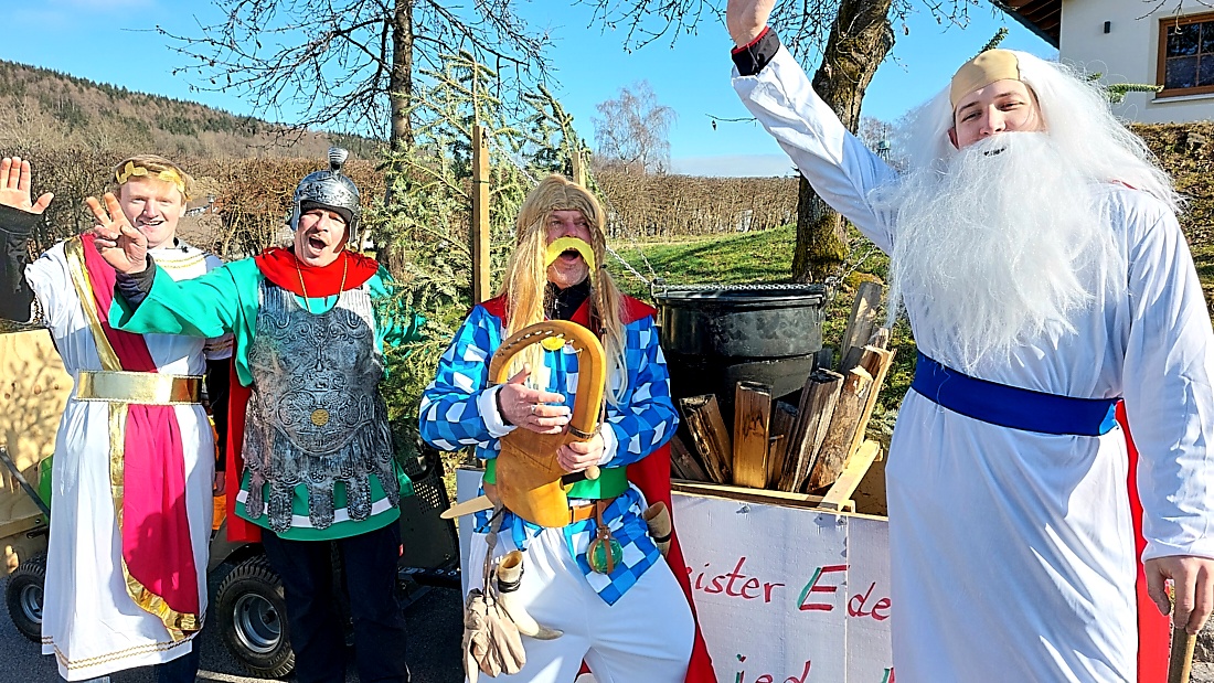 Faschingszug durch Waldeck 2026 - WCV Helau!!!

Am 15. Februar 2026 war es wieder soweit. Tausende Besucher jubelten den Narren zu, das Wetter wurde wie bestellt, wunderschön. Die Sonne strahlte und alle Menschen waren voller Faschings-Laune. WCV Helau!!!!