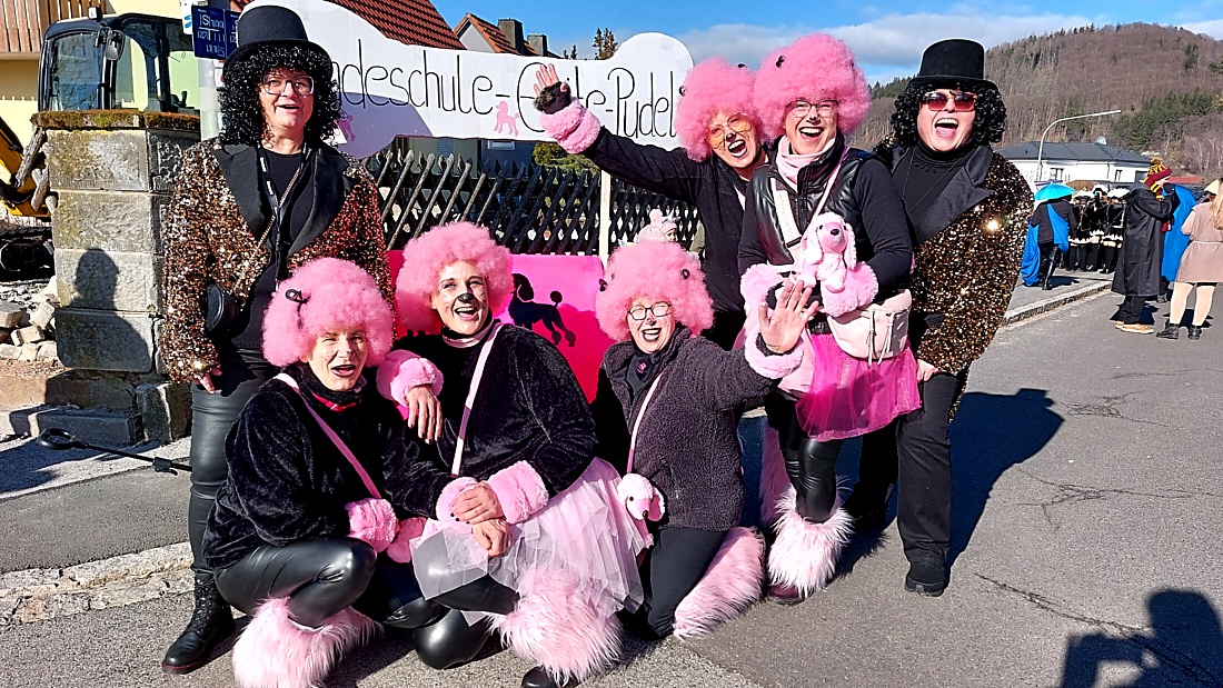 Faschingszug durch Waldeck 2026 - WCV Helau!!!

Am 15. Februar 2026 war es wieder soweit. Tausende Besucher jubelten den Narren zu, das Wetter wurde wie bestellt, wunderschön. Die Sonne strahlte und alle Menschen waren voller Faschings-Laune. WCV Helau!!!!