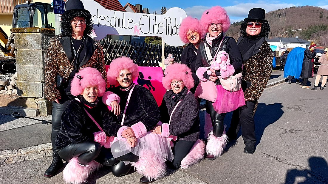 Faschingszug durch Waldeck 2026 - WCV Helau!!!

Am 15. Februar 2026 war es wieder soweit. Tausende Besucher jubelten den Narren zu, das Wetter wurde wie bestellt, wunderschön. Die Sonne strahlte und alle Menschen waren voller Faschings-Laune. WCV Helau!!!!
