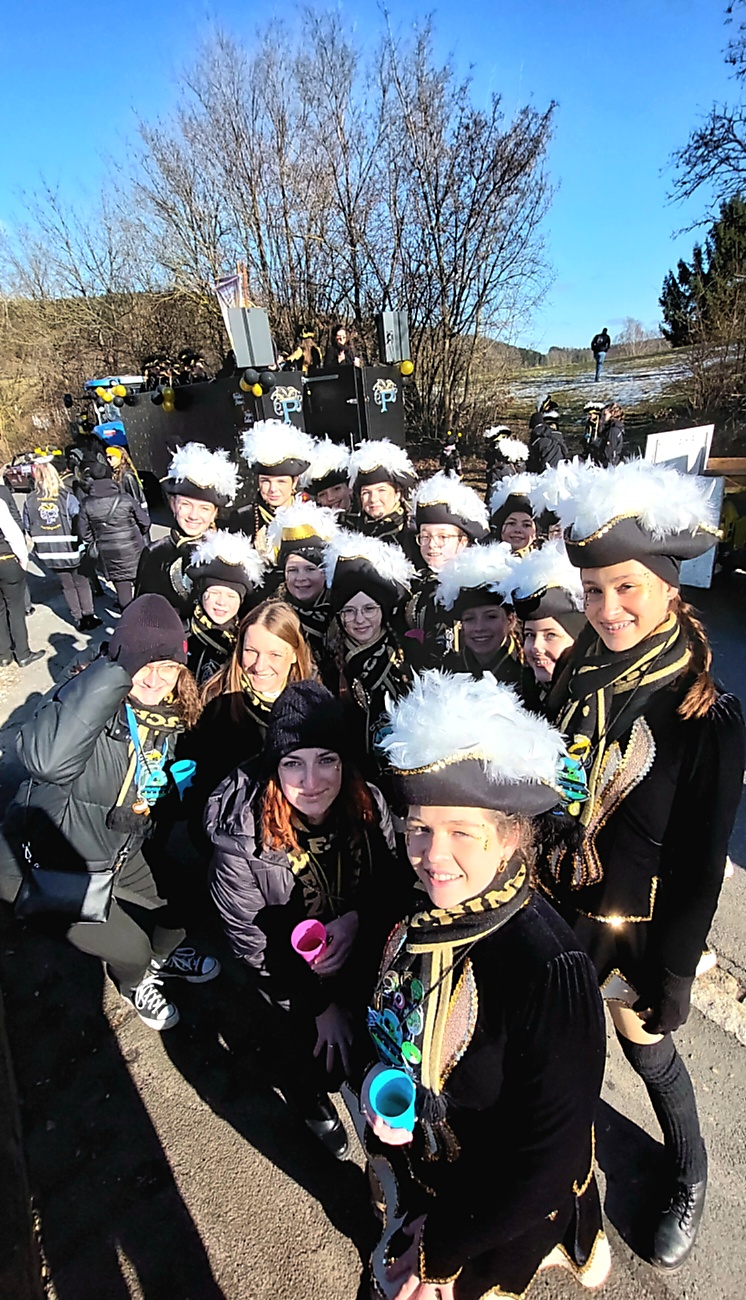 Faschingszug durch Waldeck 2026 - WCV Helau!!!

Am 15. Februar 2026 war es wieder soweit. Tausende Besucher jubelten den Narren zu, das Wetter wurde wie bestellt, wunderschön. Die Sonne strahlte und alle Menschen waren voller Faschings-Laune. WCV Helau!!!!