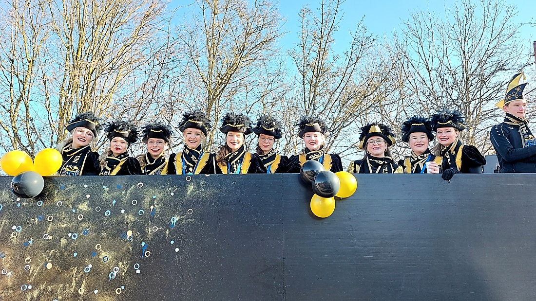 Faschingszug durch Waldeck 2026 - WCV Helau!!!

Am 15. Februar 2026 war es wieder soweit. Tausende Besucher jubelten den Narren zu, das Wetter wurde wie bestellt, wunderschön. Die Sonne strahlte und alle Menschen waren voller Faschings-Laune. WCV Helau!!!!