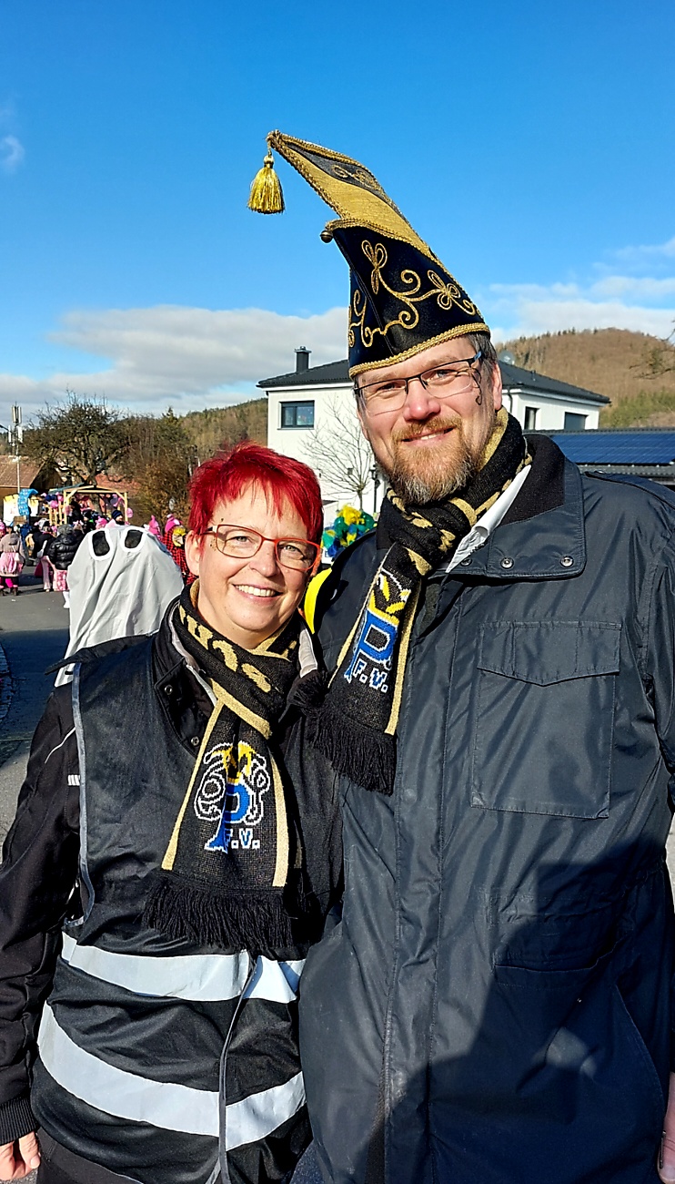 Faschingszug durch Waldeck 2026 - WCV Helau!!!

Am 15. Februar 2026 war es wieder soweit. Tausende Besucher jubelten den Narren zu, das Wetter wurde wie bestellt, wunderschön. Die Sonne strahlte und alle Menschen waren voller Faschings-Laune. WCV Helau!!!!