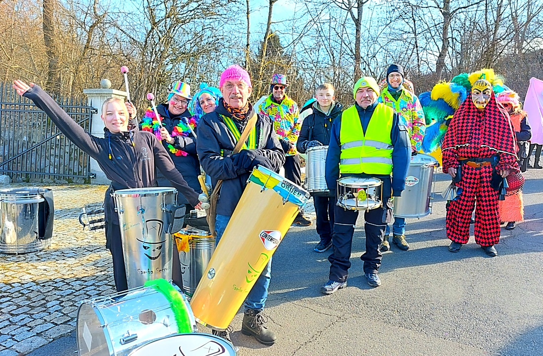 Faschingszug durch Waldeck 2026 - WCV Helau!!!

Am 15. Februar 2026 war es wieder soweit. Tausende Besucher jubelten den Narren zu, das Wetter wurde wie bestellt, wunderschön. Die Sonne strahlte und alle Menschen waren voller Faschings-Laune. WCV Helau!!!!