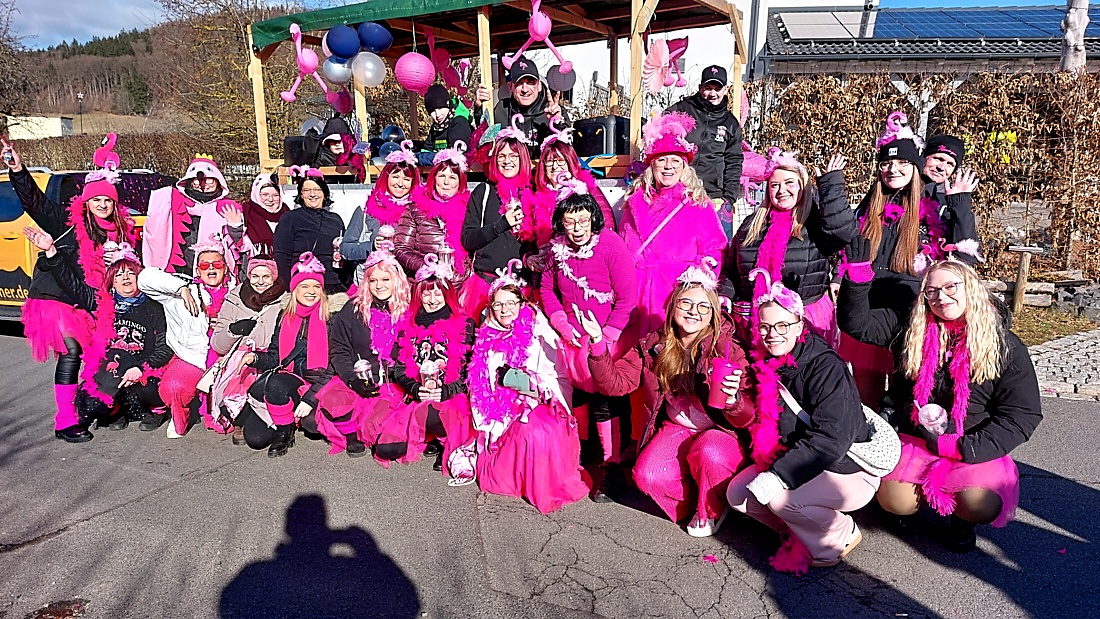 Faschingszug durch Waldeck 2026 - WCV Helau!!!

Am 15. Februar 2026 war es wieder soweit. Tausende Besucher jubelten den Narren zu, das Wetter wurde wie bestellt, wunderschön. Die Sonne strahlte und alle Menschen waren voller Faschings-Laune. WCV Helau!!!!