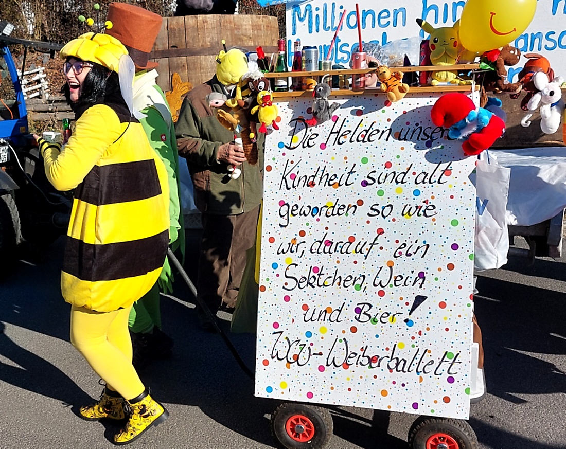 Faschingszug durch Waldeck 2026 - WCV Helau!!!

Am 15. Februar 2026 war es wieder soweit. Tausende Besucher jubelten den Narren zu, das Wetter wurde wie bestellt, wunderschön. Die Sonne strahlte und alle Menschen waren voller Faschings-Laune. WCV Helau!!!!