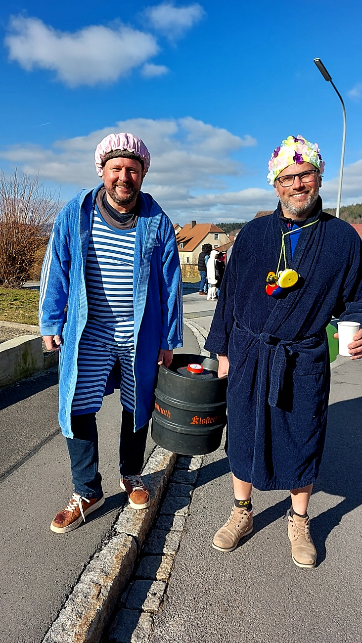 Faschingszug durch Waldeck 2026 - WCV Helau!!!

Am 15. Februar 2026 war es wieder soweit. Tausende Besucher jubelten den Narren zu, das Wetter wurde wie bestellt, wunderschön. Die Sonne strahlte und alle Menschen waren voller Faschings-Laune. WCV Helau!!!!