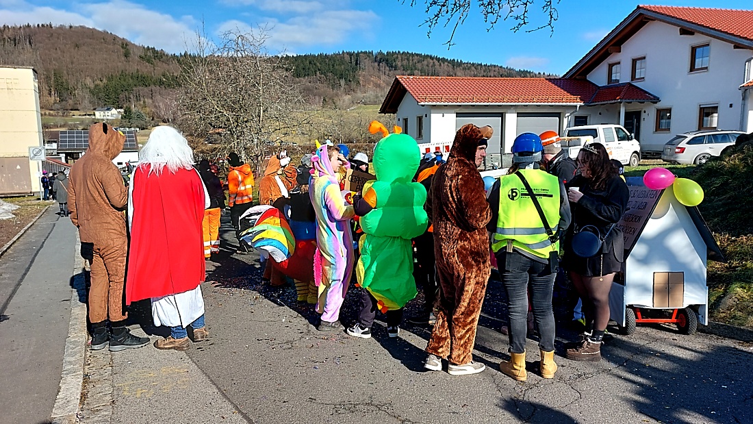Faschingszug durch Waldeck 2026 - WCV Helau!!!

Am 15. Februar 2026 war es wieder soweit. Tausende Besucher jubelten den Narren zu, das Wetter wurde wie bestellt, wunderschön. Die Sonne strahlte und alle Menschen waren voller Faschings-Laune. WCV Helau!!!!