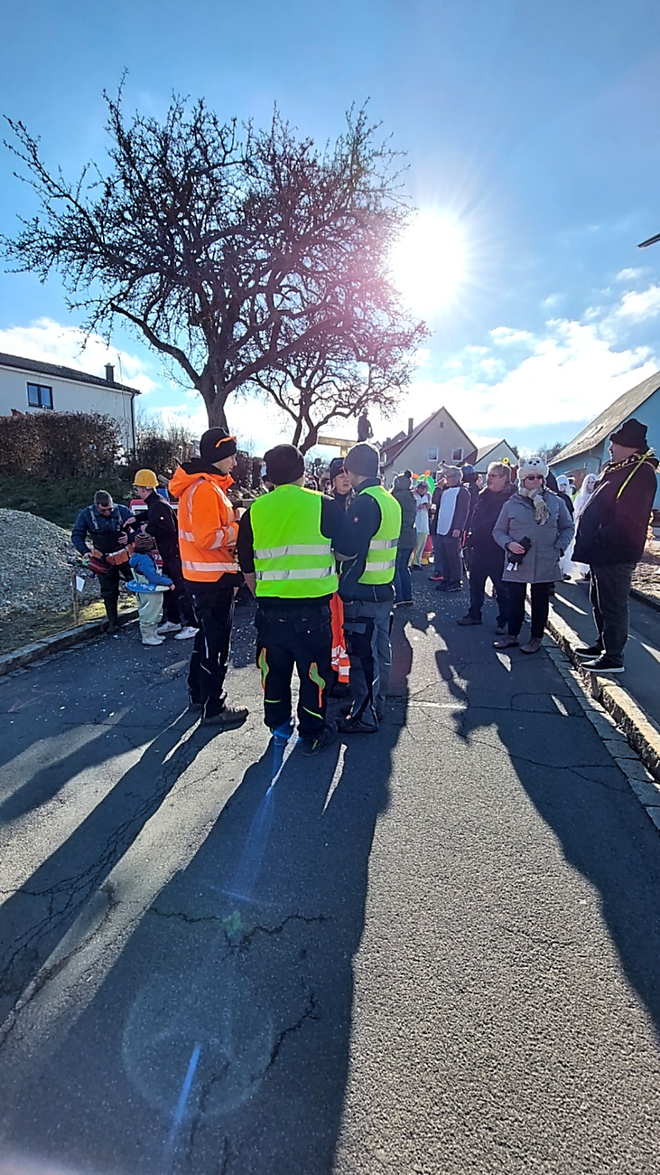 Faschingszug durch Waldeck 2026 - WCV Helau!!!

Am 15. Februar 2026 war es wieder soweit. Tausende Besucher jubelten den Narren zu, das Wetter wurde wie bestellt, wunderschön. Die Sonne strahlte und alle Menschen waren voller Faschings-Laune. WCV Helau!!!!