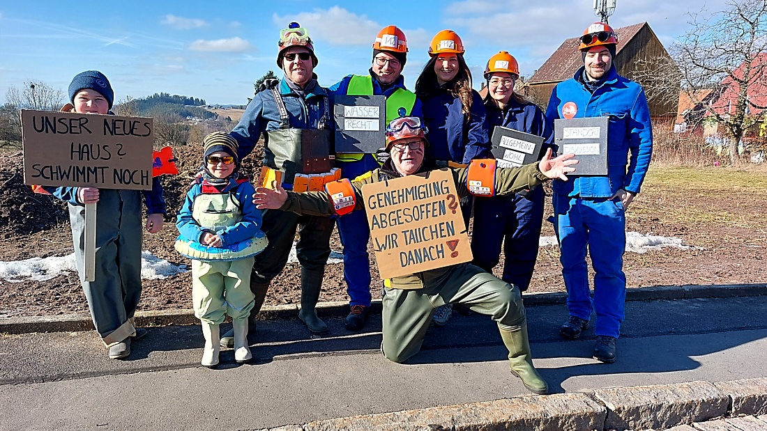 Faschingszug durch Waldeck 2026 - WCV Helau!!!

Am 15. Februar 2026 war es wieder soweit. Tausende Besucher jubelten den Narren zu, das Wetter wurde wie bestellt, wunderschön. Die Sonne strahlte und alle Menschen waren voller Faschings-Laune. WCV Helau!!!!