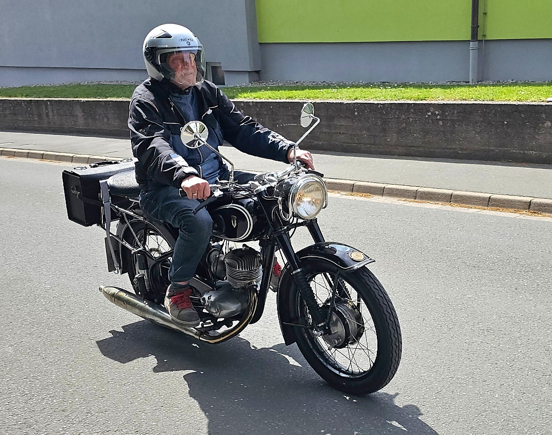 Bulldogtreffen in Kirchenpingarten... die Ausfahrt um 13:30Uhr.
Hunderte Oldtimer-Schlepper nahmen an der Rundfahrt teil.
Zahlreiche Besucher staunten und jubelten den Schleppern und deren Fahrern zu.