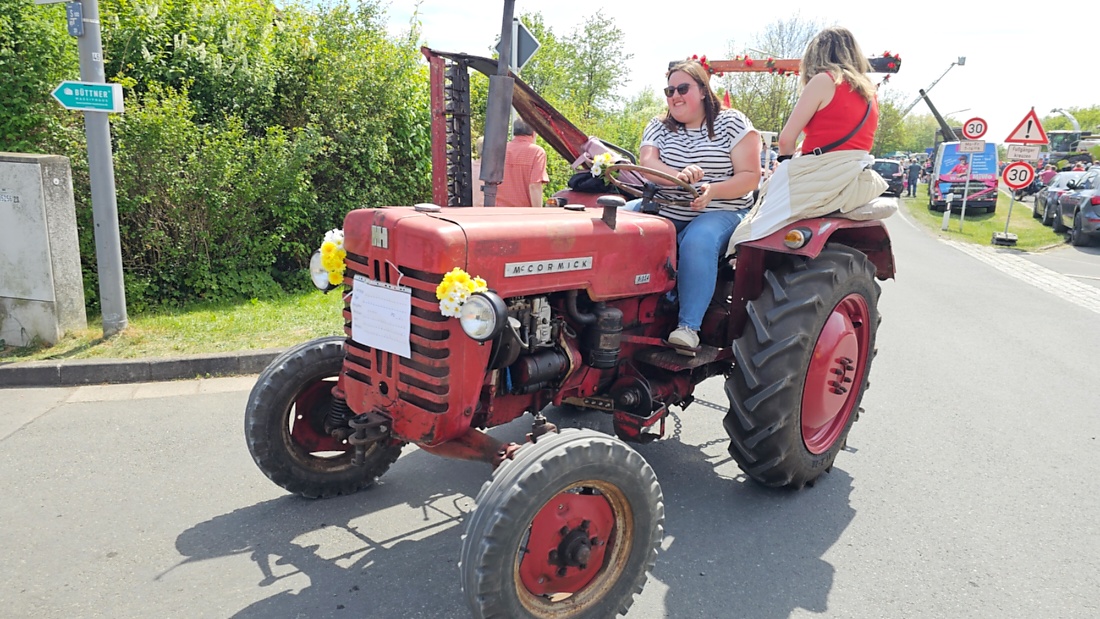 Bulldogtreffen in Kirchenpingarten... die Ausfahrt um 13:30Uhr.
Hunderte Oldtimer-Schlepper nahmen an der Rundfahrt teil.
Zahlreiche Besucher staunten und jubelten den Schleppern und deren Fahrern zu.