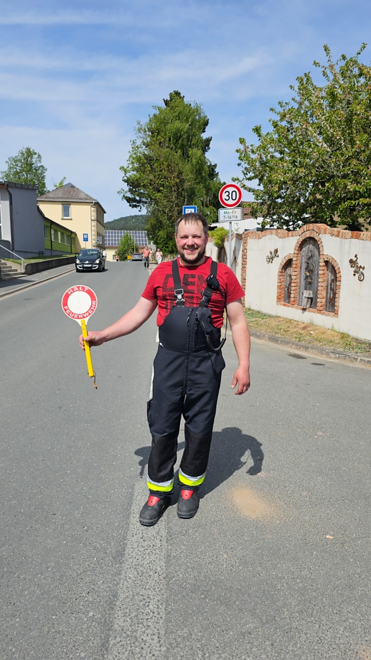 Bulldogtreffen in Kirchenpingarten... die Ausfahrt um 13:30Uhr.
Hunderte Oldtimer-Schlepper nahmen an der Rundfahrt teil.
Zahlreiche Besucher staunten und jubelten den Schleppern und deren Fahrern zu.
