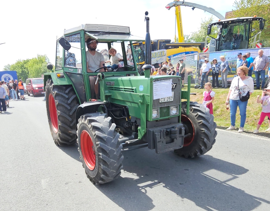 Bulldogtreffen in Kirchenpingarten... die Ausfahrt um 13:30Uhr.
Hunderte Oldtimer-Schlepper nahmen an der Rundfahrt teil.
Zahlreiche Besucher staunten und jubelten den Schleppern und deren Fahrern zu.