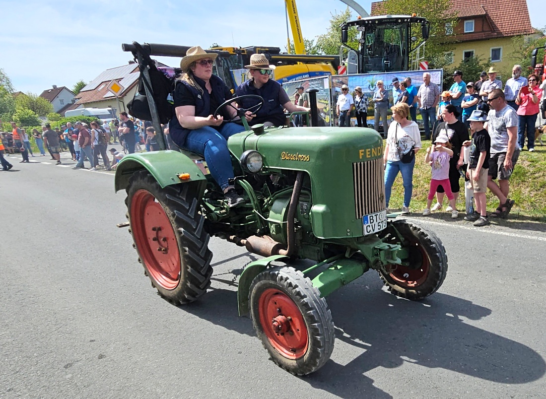 Bulldogtreffen in Kirchenpingarten... die Ausfahrt um 13:30Uhr.
Hunderte Oldtimer-Schlepper nahmen an der Rundfahrt teil.
Zahlreiche Besucher staunten und jubelten den Schleppern und deren Fahrern zu.