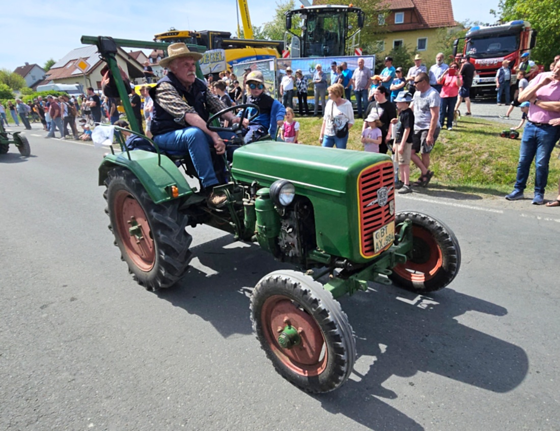 Bulldogtreffen in Kirchenpingarten... die Ausfahrt um 13:30Uhr.
Hunderte Oldtimer-Schlepper nahmen an der Rundfahrt teil.
Zahlreiche Besucher staunten und jubelten den Schleppern und deren Fahrern zu.