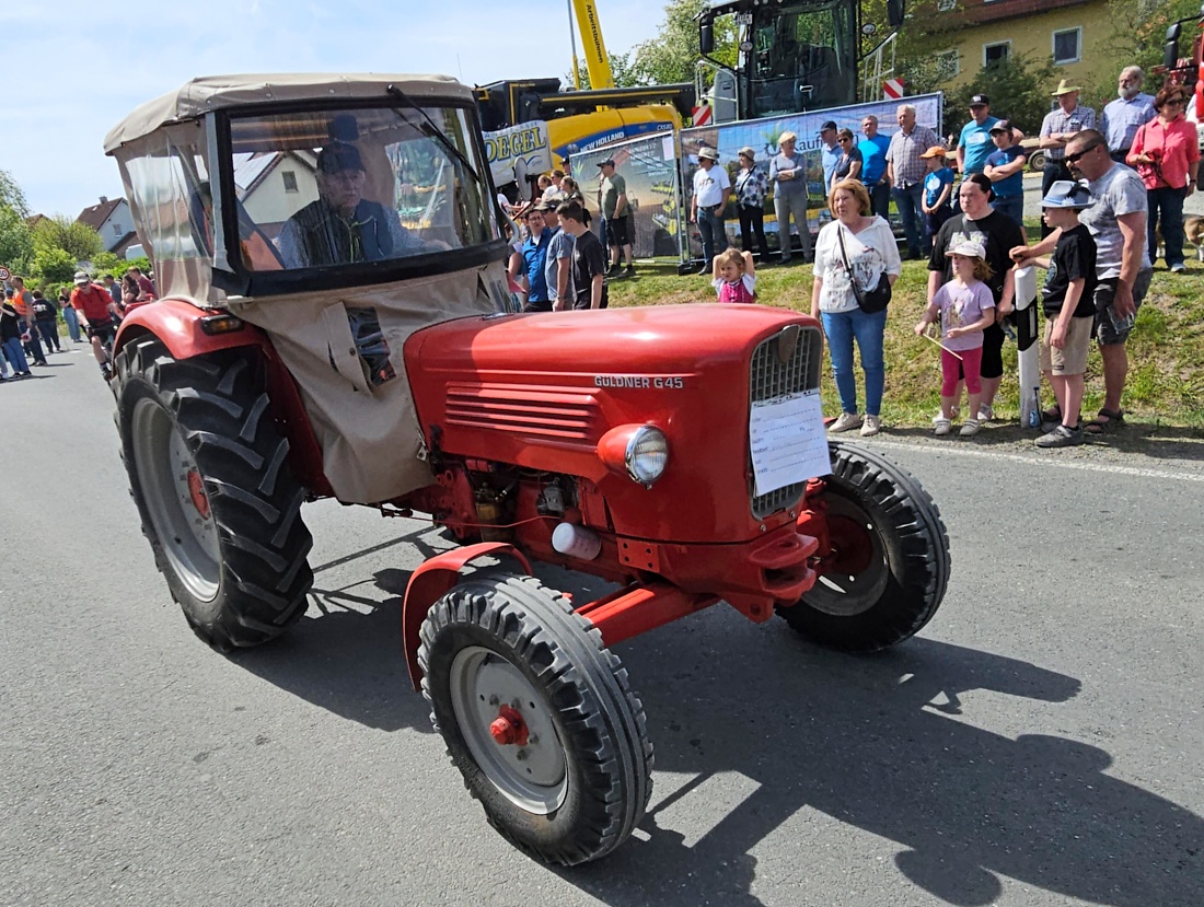 Bulldogtreffen in Kirchenpingarten... die Ausfahrt um 13:30Uhr.
Hunderte Oldtimer-Schlepper nahmen an der Rundfahrt teil.
Zahlreiche Besucher staunten und jubelten den Schleppern und deren Fahrern zu.