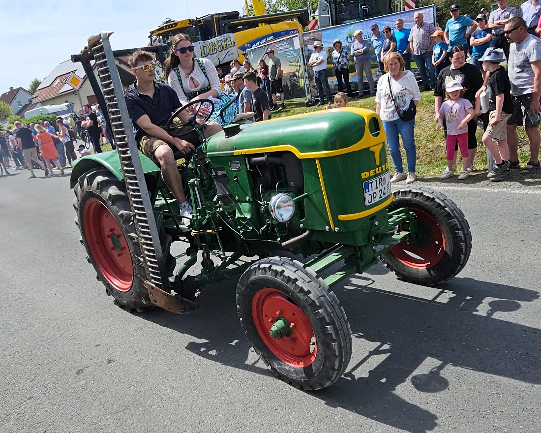 Bulldogtreffen in Kirchenpingarten... die Ausfahrt um 13:30Uhr.
Hunderte Oldtimer-Schlepper nahmen an der Rundfahrt teil.
Zahlreiche Besucher staunten und jubelten den Schleppern und deren Fahrern zu.