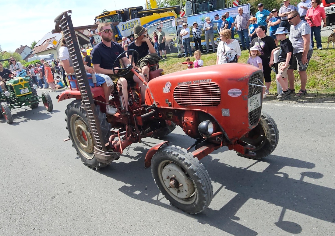 Bulldogtreffen in Kirchenpingarten... die Ausfahrt um 13:30Uhr.
Hunderte Oldtimer-Schlepper nahmen an der Rundfahrt teil.
Zahlreiche Besucher staunten und jubelten den Schleppern und deren Fahrern zu.