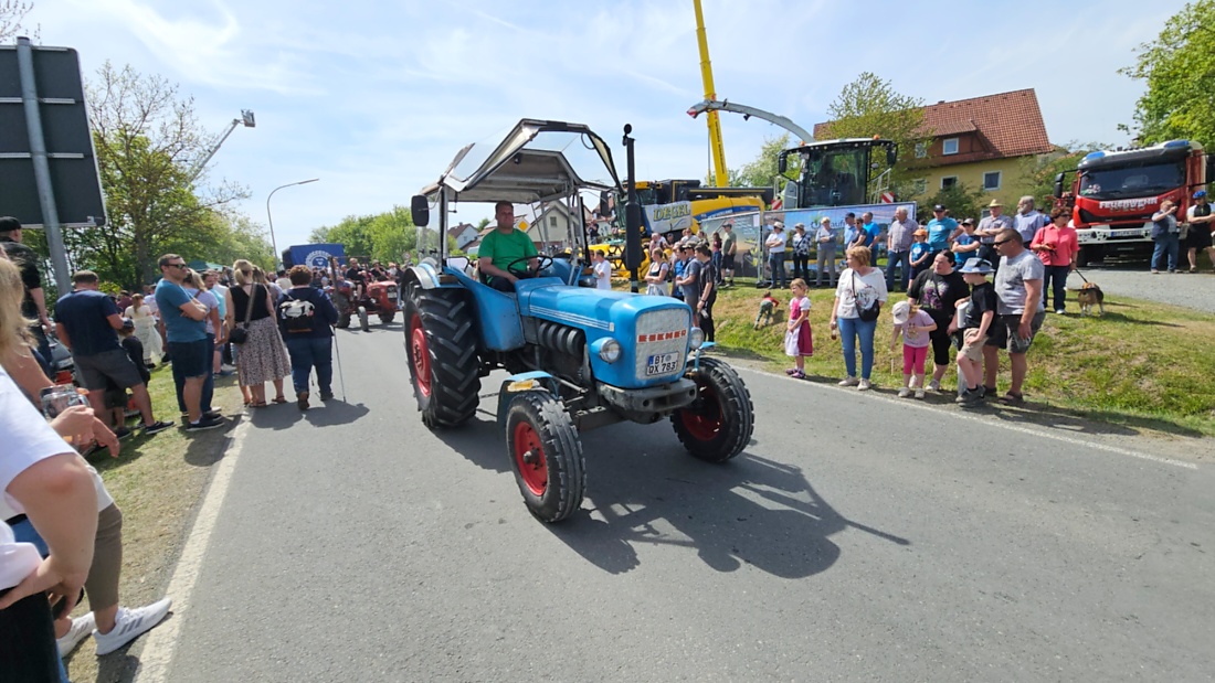 Bulldogtreffen in Kirchenpingarten... die Ausfahrt um 13:30Uhr.
Hunderte Oldtimer-Schlepper nahmen an der Rundfahrt teil.
Zahlreiche Besucher staunten und jubelten den Schleppern und deren Fahrern zu.
