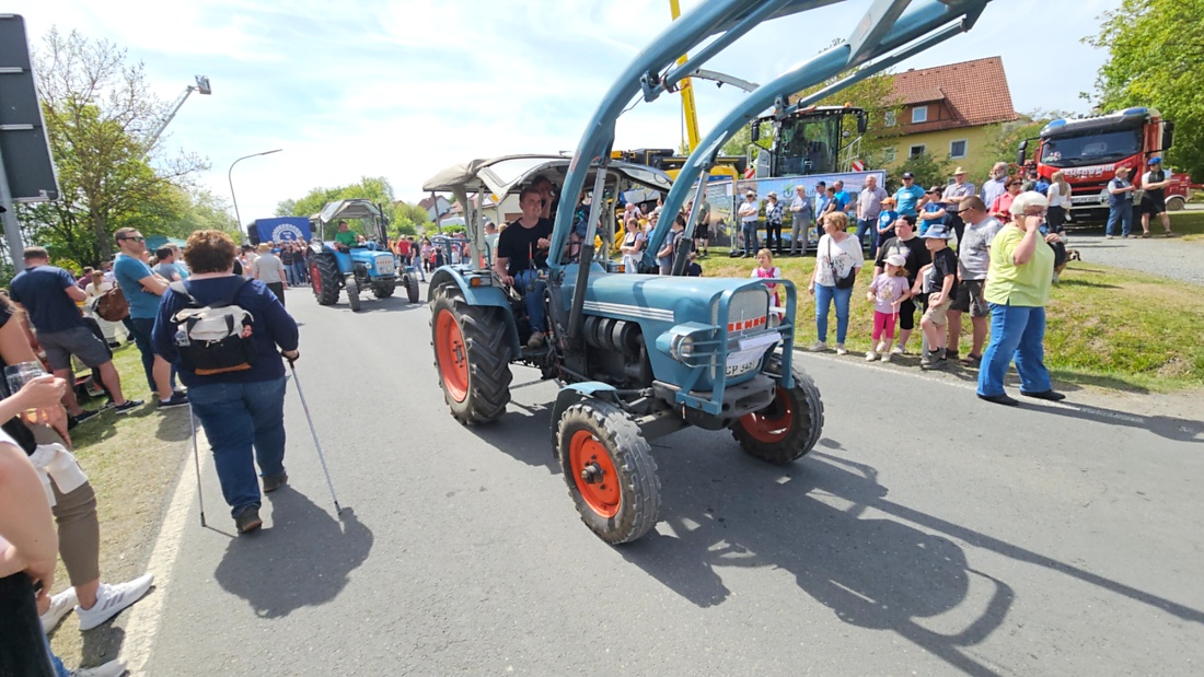 Bulldogtreffen in Kirchenpingarten... die Ausfahrt um 13:30Uhr.
Hunderte Oldtimer-Schlepper nahmen an der Rundfahrt teil.
Zahlreiche Besucher staunten und jubelten den Schleppern und deren Fahrern zu.