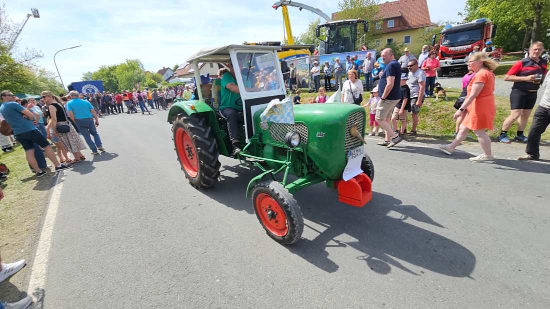 Bulldogtreffen in Kirchenpingarten... die Ausfahrt um 13:30Uhr.
Hunderte Oldtimer-Schlepper nahmen an der Rundfahrt teil.
Zahlreiche Besucher staunten und jubelten den Schleppern und deren Fahrern zu.