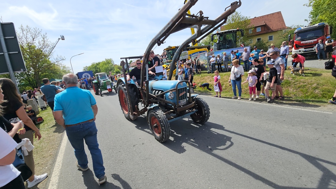 Bulldogtreffen in Kirchenpingarten... die Ausfahrt um 13:30Uhr.
Hunderte Oldtimer-Schlepper nahmen an der Rundfahrt teil.
Zahlreiche Besucher staunten und jubelten den Schleppern und deren Fahrern zu.