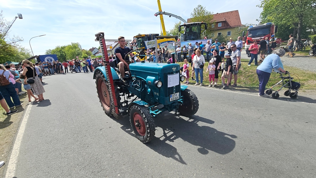 Bulldogtreffen in Kirchenpingarten... die Ausfahrt um 13:30Uhr.
Hunderte Oldtimer-Schlepper nahmen an der Rundfahrt teil.
Zahlreiche Besucher staunten und jubelten den Schleppern und deren Fahrern zu.