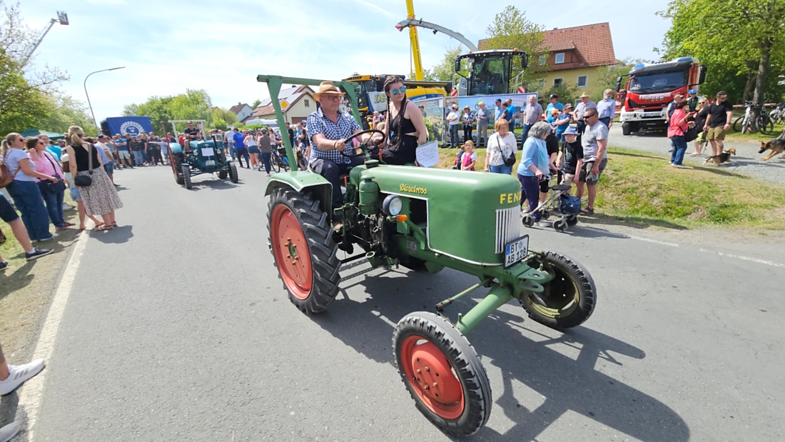 Bulldogtreffen in Kirchenpingarten... die Ausfahrt um 13:30Uhr.
Hunderte Oldtimer-Schlepper nahmen an der Rundfahrt teil.
Zahlreiche Besucher staunten und jubelten den Schleppern und deren Fahrern zu.