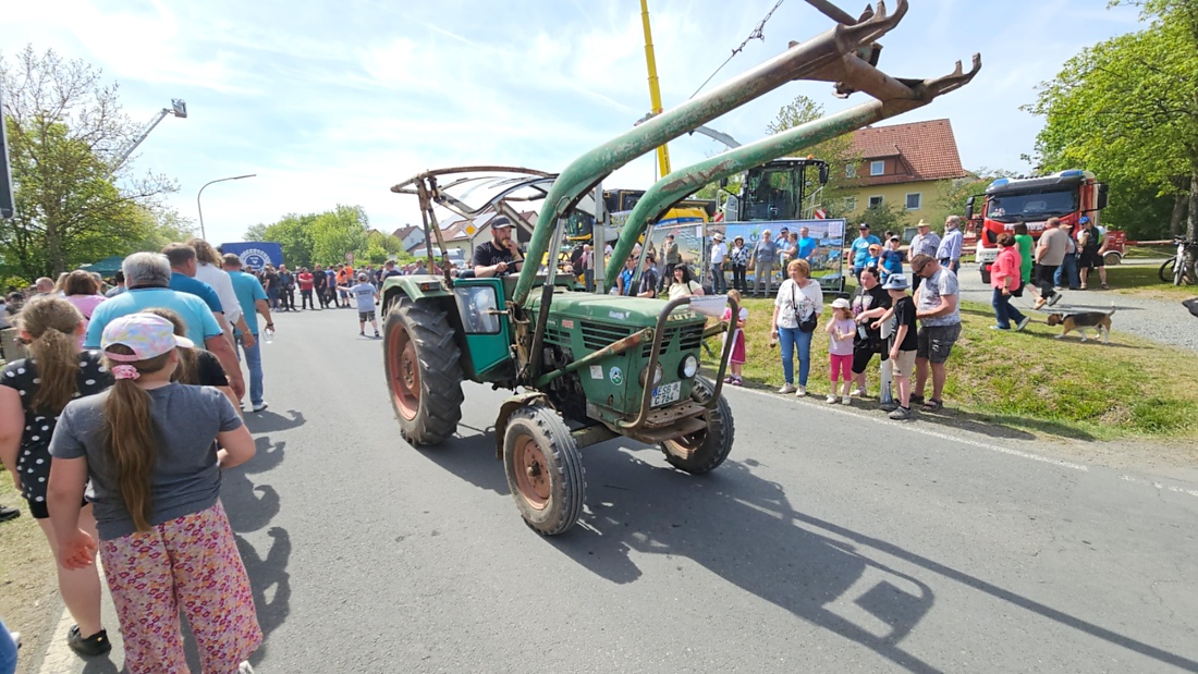 Bulldogtreffen in Kirchenpingarten... die Ausfahrt um 13:30Uhr.
Hunderte Oldtimer-Schlepper nahmen an der Rundfahrt teil.
Zahlreiche Besucher staunten und jubelten den Schleppern und deren Fahrern zu.