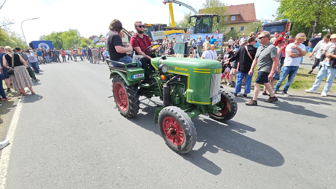 Bulldogtreffen in Kirchenpingarten... die Ausfahrt um 13:30Uhr.
Hunderte Oldtimer-Schlepper nahmen an der Rundfahrt teil.
Zahlreiche Besucher staunten und jubelten den Schleppern und deren Fahrern zu.