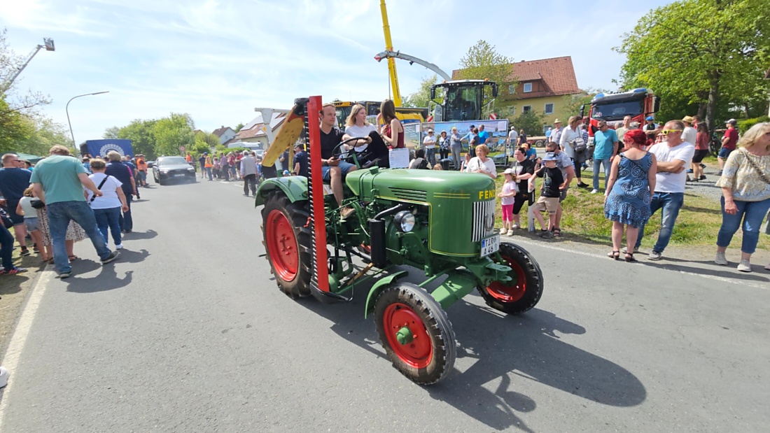 Bulldogtreffen in Kirchenpingarten... die Ausfahrt um 13:30Uhr.
Hunderte Oldtimer-Schlepper nahmen an der Rundfahrt teil.
Zahlreiche Besucher staunten und jubelten den Schleppern und deren Fahrern zu.