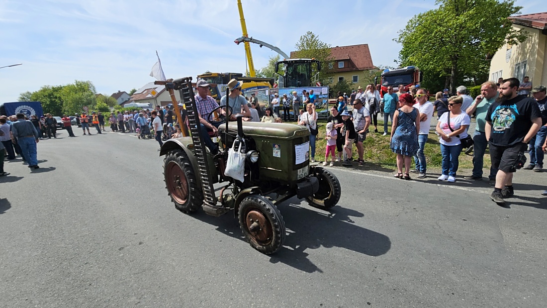 Bulldogtreffen in Kirchenpingarten... die Ausfahrt um 13:30Uhr.
Hunderte Oldtimer-Schlepper nahmen an der Rundfahrt teil.
Zahlreiche Besucher staunten und jubelten den Schleppern und deren Fahrern zu.