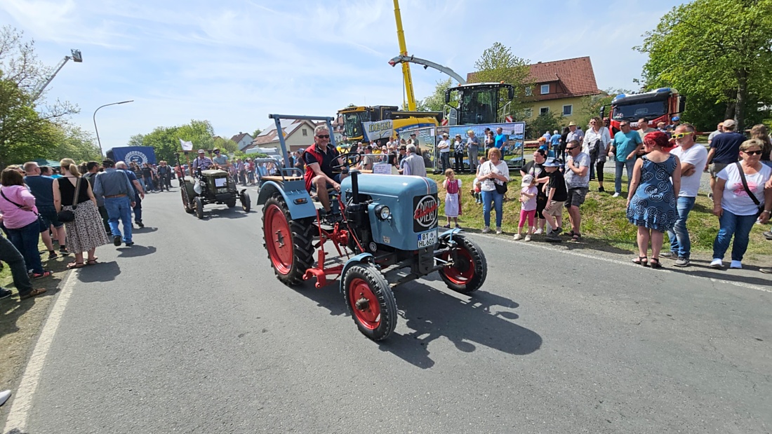 Bulldogtreffen in Kirchenpingarten... die Ausfahrt um 13:30Uhr.
Hunderte Oldtimer-Schlepper nahmen an der Rundfahrt teil.
Zahlreiche Besucher staunten und jubelten den Schleppern und deren Fahrern zu.