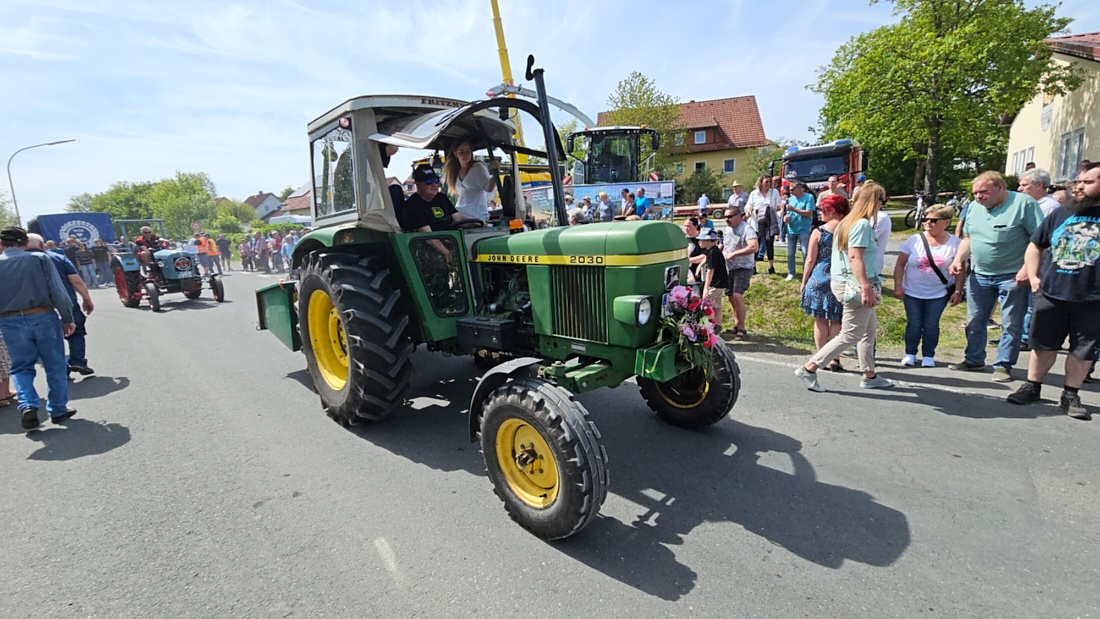 Bulldogtreffen in Kirchenpingarten... die Ausfahrt um 13:30Uhr.
Hunderte Oldtimer-Schlepper nahmen an der Rundfahrt teil.
Zahlreiche Besucher staunten und jubelten den Schleppern und deren Fahrern zu.