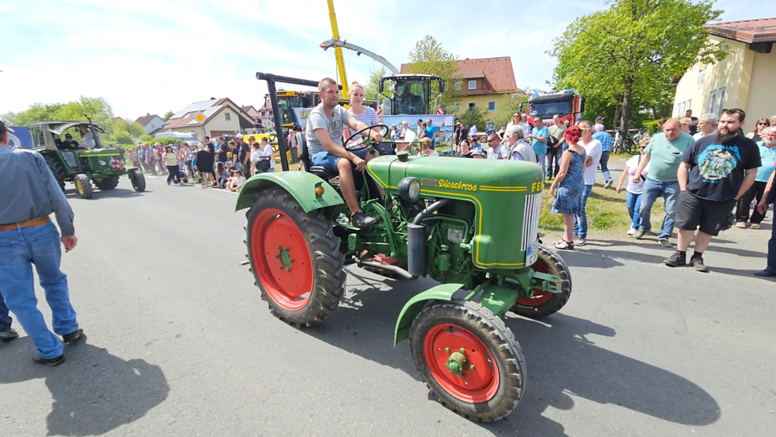 Bulldogtreffen in Kirchenpingarten... die Ausfahrt um 13:30Uhr.
Hunderte Oldtimer-Schlepper nahmen an der Rundfahrt teil.
Zahlreiche Besucher staunten und jubelten den Schleppern und deren Fahrern zu.