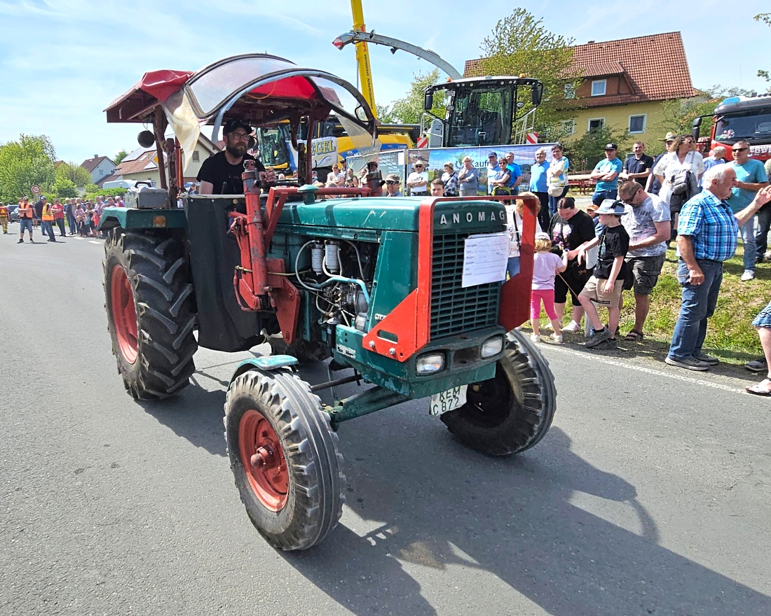 Bulldogtreffen in Kirchenpingarten... die Ausfahrt um 13:30Uhr.
Hunderte Oldtimer-Schlepper nahmen an der Rundfahrt teil.
Zahlreiche Besucher staunten und jubelten den Schleppern und deren Fahrern zu.