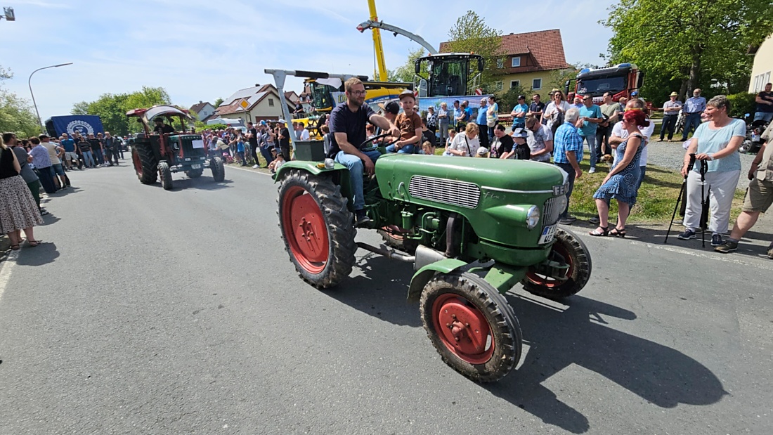 Bulldogtreffen in Kirchenpingarten... die Ausfahrt um 13:30Uhr.
Hunderte Oldtimer-Schlepper nahmen an der Rundfahrt teil.
Zahlreiche Besucher staunten und jubelten den Schleppern und deren Fahrern zu.