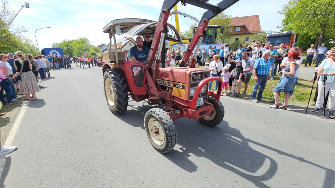 Bulldogtreffen in Kirchenpingarten... die Ausfahrt um 13:30Uhr.
Hunderte Oldtimer-Schlepper nahmen an der Rundfahrt teil.
Zahlreiche Besucher staunten und jubelten den Schleppern und deren Fahrern zu.