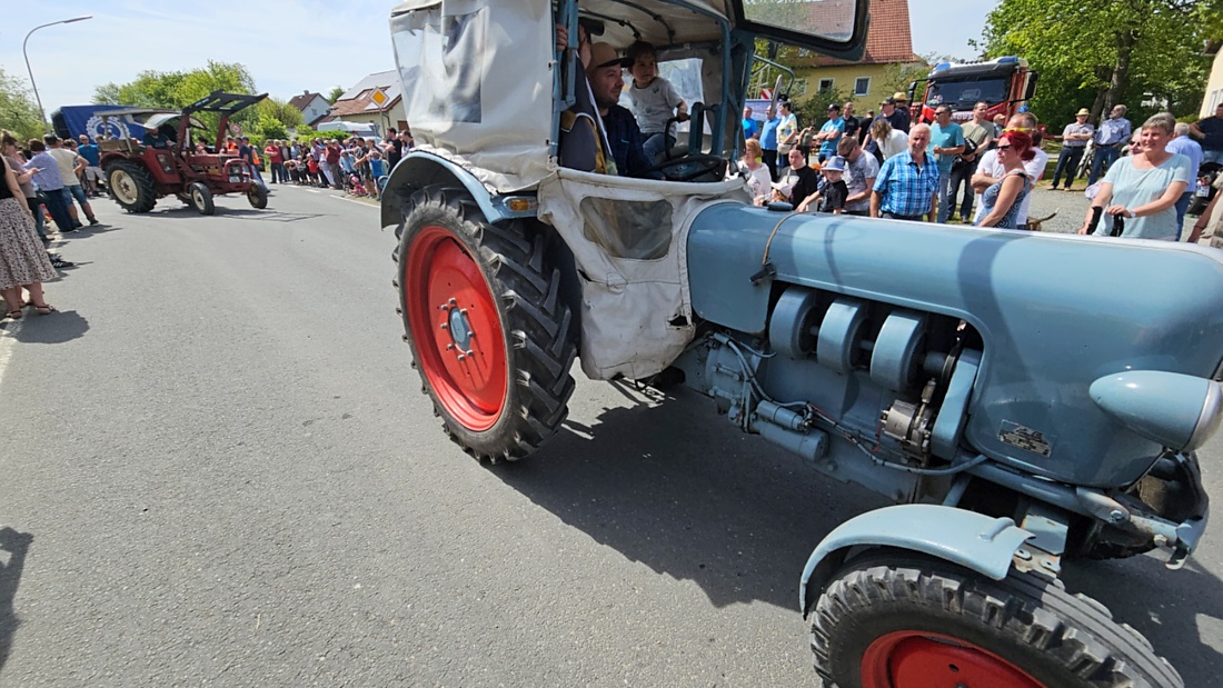 Bulldogtreffen in Kirchenpingarten... die Ausfahrt um 13:30Uhr.
Hunderte Oldtimer-Schlepper nahmen an der Rundfahrt teil.
Zahlreiche Besucher staunten und jubelten den Schleppern und deren Fahrern zu.