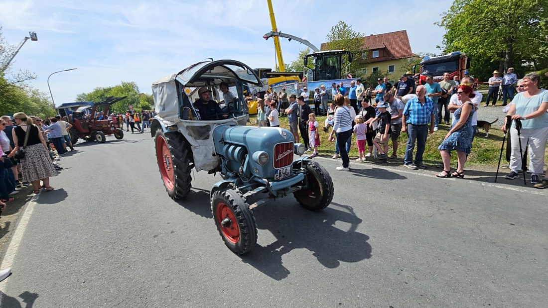 Bulldogtreffen in Kirchenpingarten... die Ausfahrt um 13:30Uhr.
Hunderte Oldtimer-Schlepper nahmen an der Rundfahrt teil.
Zahlreiche Besucher staunten und jubelten den Schleppern und deren Fahrern zu.