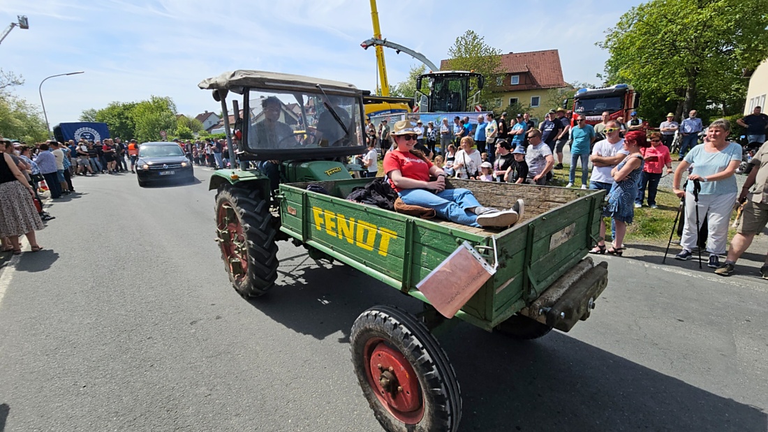 Bulldogtreffen in Kirchenpingarten... die Ausfahrt um 13:30Uhr.
Hunderte Oldtimer-Schlepper nahmen an der Rundfahrt teil.
Zahlreiche Besucher staunten und jubelten den Schleppern und deren Fahrern zu.