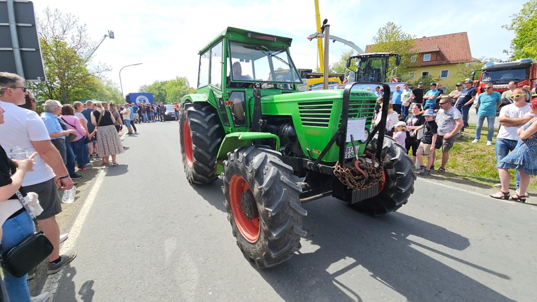 Bulldogtreffen in Kirchenpingarten... die Ausfahrt um 13:30Uhr.
Hunderte Oldtimer-Schlepper nahmen an der Rundfahrt teil.
Zahlreiche Besucher staunten und jubelten den Schleppern und deren Fahrern zu.