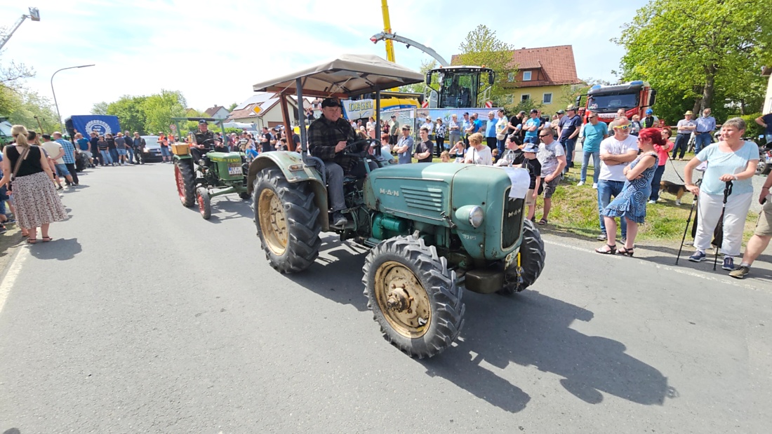 Bulldogtreffen in Kirchenpingarten... die Ausfahrt um 13:30Uhr.
Hunderte Oldtimer-Schlepper nahmen an der Rundfahrt teil.
Zahlreiche Besucher staunten und jubelten den Schleppern und deren Fahrern zu.