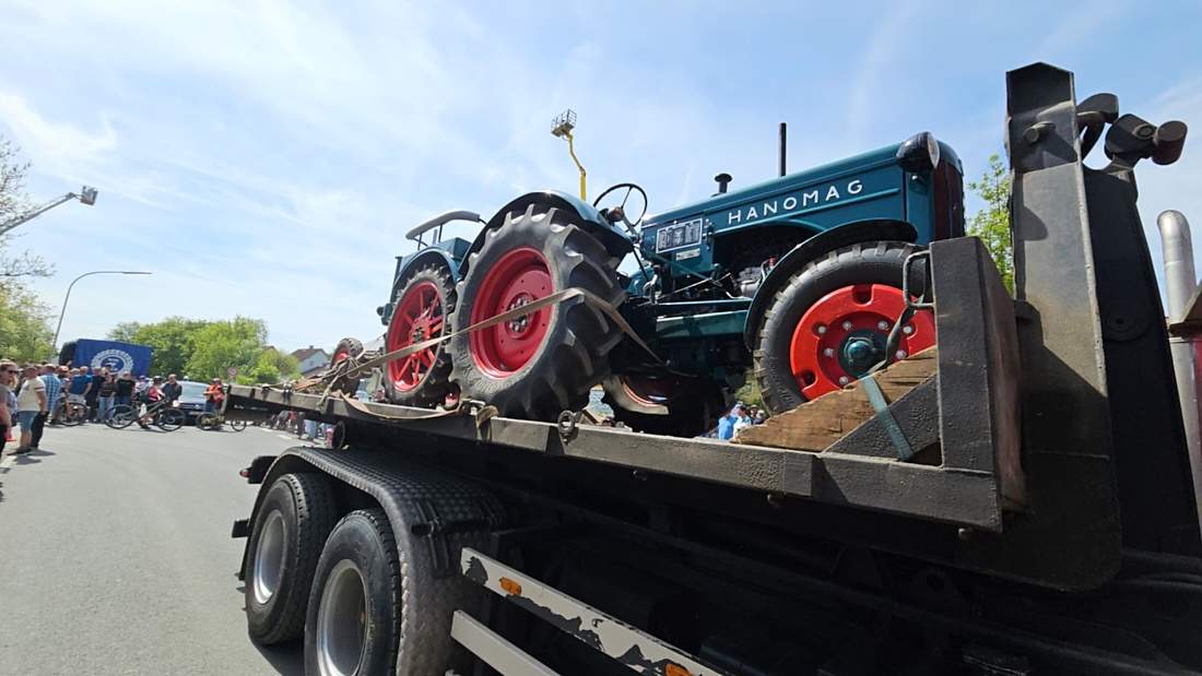 Bulldogtreffen in Kirchenpingarten... die Ausfahrt um 13:30Uhr.
Hunderte Oldtimer-Schlepper nahmen an der Rundfahrt teil.
Zahlreiche Besucher staunten und jubelten den Schleppern und deren Fahrern zu.